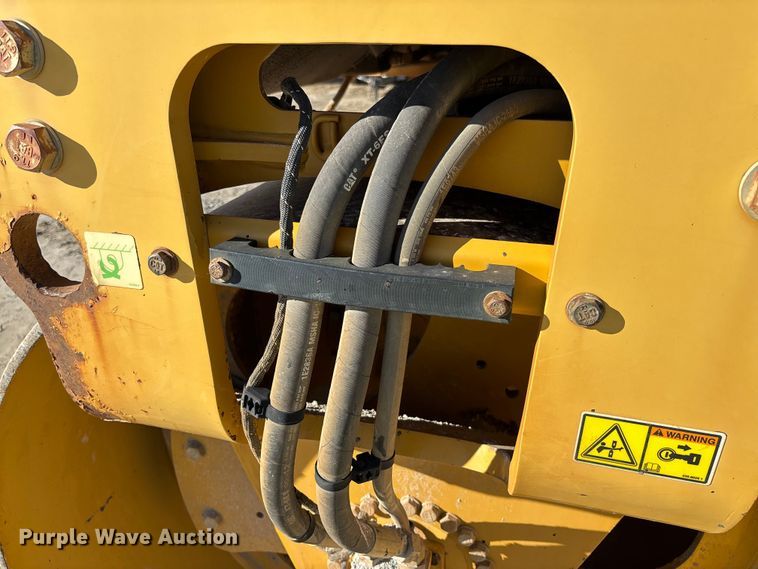image for item YA1286 2016 Caterpillar CB54B double drum vibratory roller