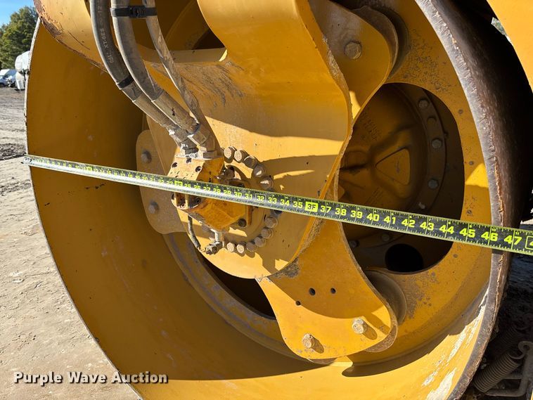 image for item YA1286 2016 Caterpillar CB54B double drum vibratory roller