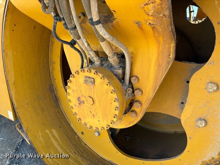 image for item YA1286 2016 Caterpillar CB54B double drum vibratory roller