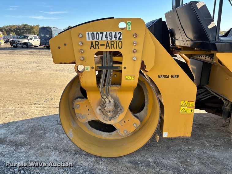 image for item YA1286 2016 Caterpillar CB54B double drum vibratory roller