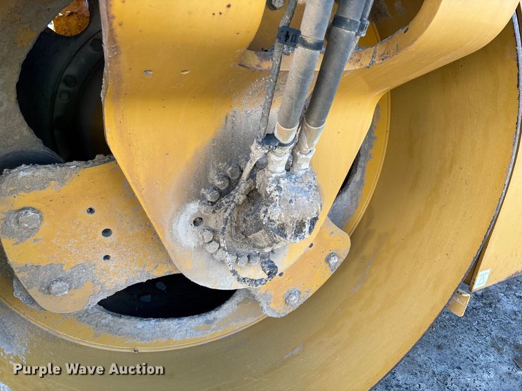 image for item YA1286 2016 Caterpillar CB54B double drum vibratory roller