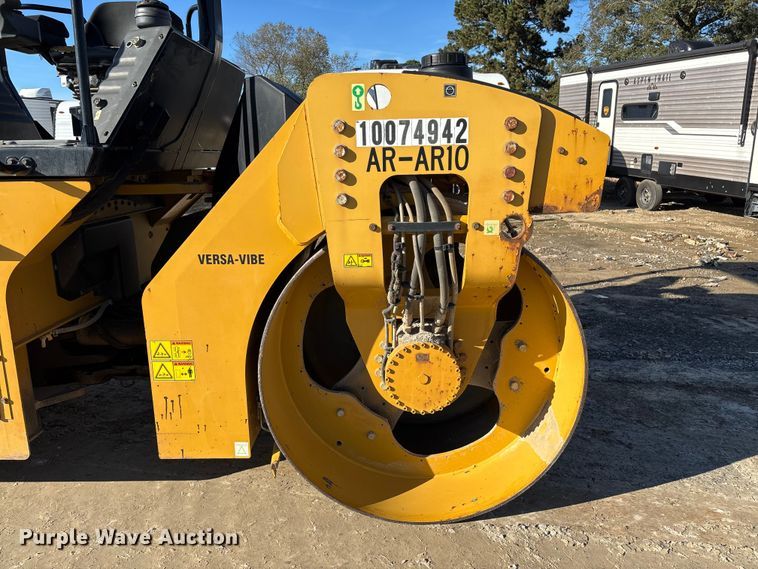 image for item YA1286 2016 Caterpillar CB54B double drum vibratory roller