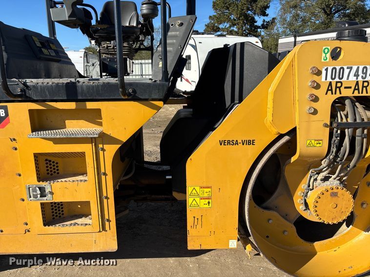 image for item YA1286 2016 Caterpillar CB54B double drum vibratory roller
