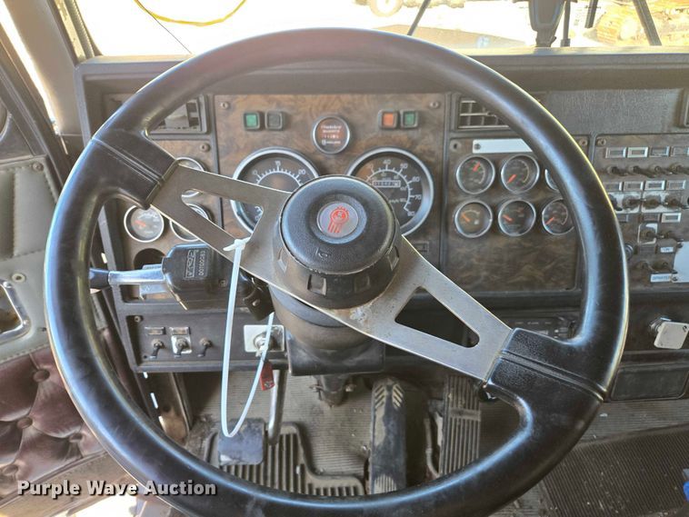 image for item YA1351 1994 Kenworth T800 dump truck