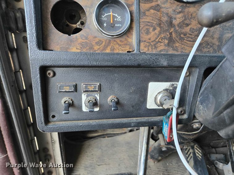 image for item YA1351 1994 Kenworth T800 dump truck