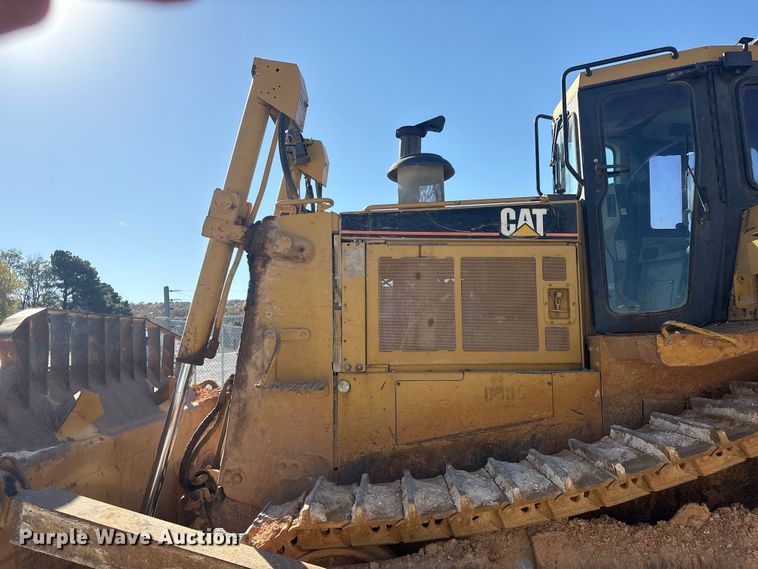 image for item YA1414 2004 Caterpillar D8R Series II dozer