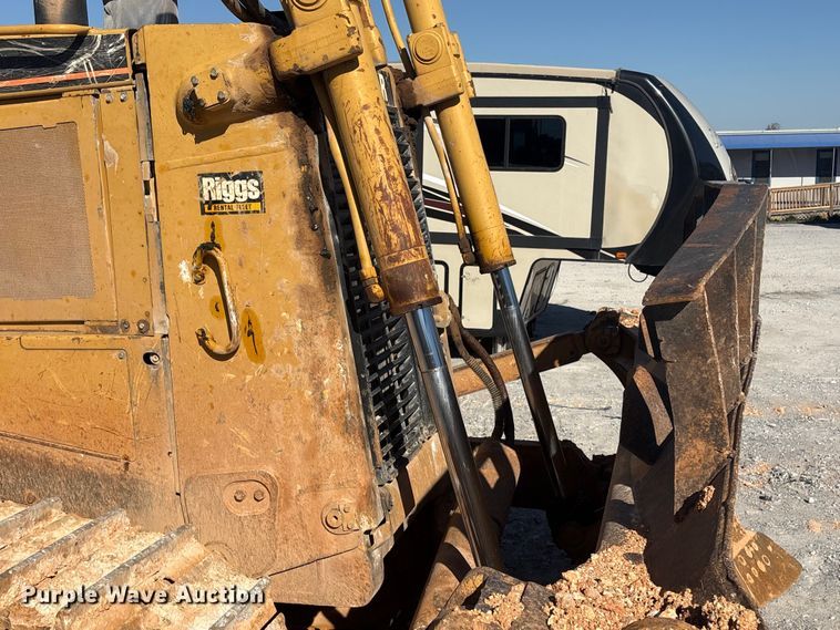 image for item YA1414 2004 Caterpillar D8R Series II dozer