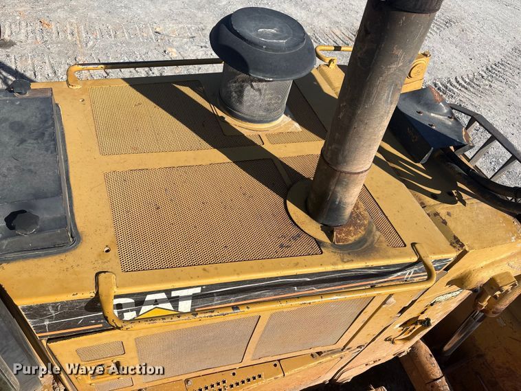 image for item YA1414 2004 Caterpillar D8R Series II dozer