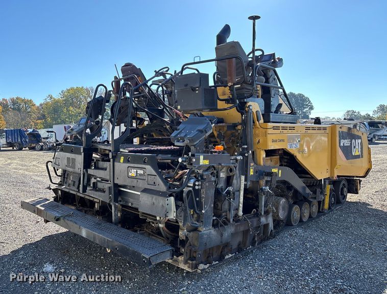 image for item YA1418 2016 Caterpillar AP1055F paver