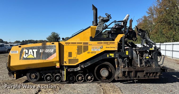 image for item YA1418 2016 Caterpillar AP1055F paver