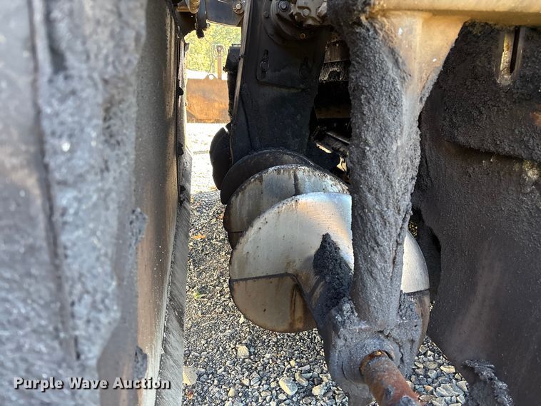 image for item YA1418 2016 Caterpillar AP1055F paver