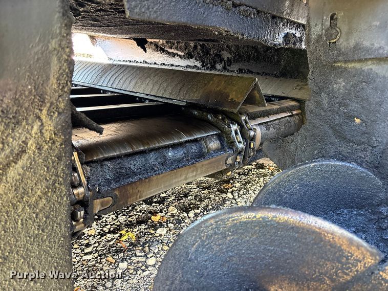 image for item YA1418 2016 Caterpillar AP1055F paver