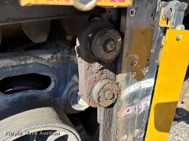 image for item YA1418 2016 Caterpillar AP1055F paver