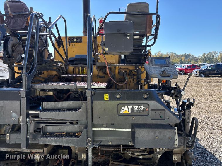 image for item YA1418 2016 Caterpillar AP1055F paver