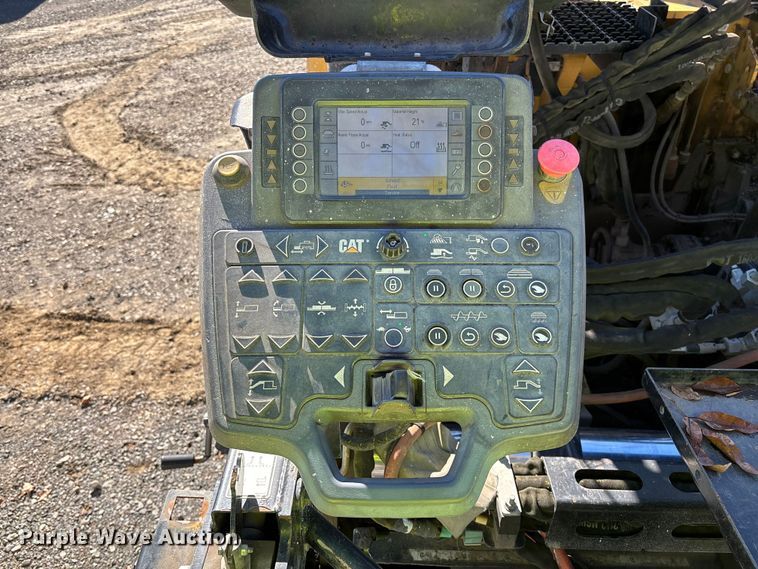 image for item YA1418 2016 Caterpillar AP1055F paver