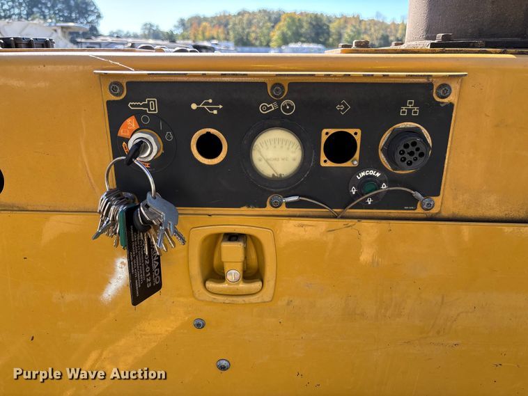 image for item YA1418 2016 Caterpillar AP1055F paver