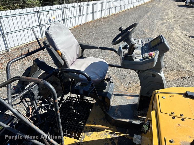 image for item YA1418 2016 Caterpillar AP1055F paver