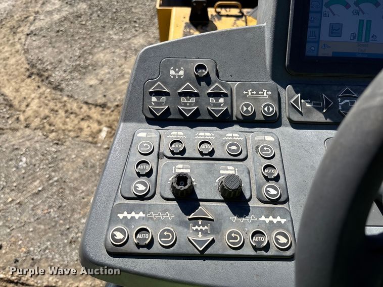 image for item YA1418 2016 Caterpillar AP1055F paver