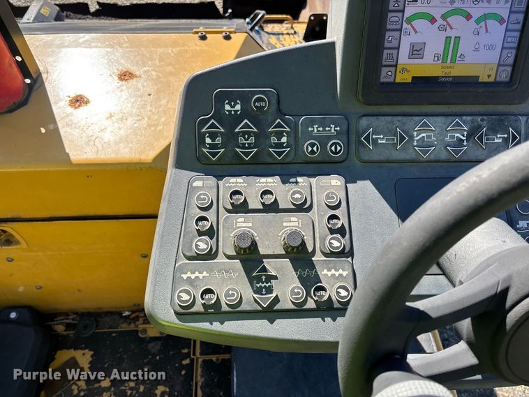 image for item YA1418 2016 Caterpillar AP1055F paver