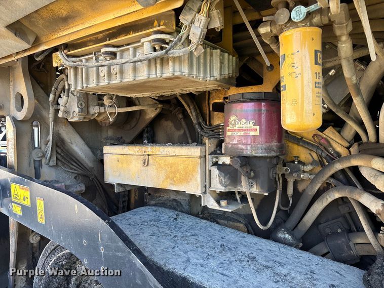 image for item YA1418 2016 Caterpillar AP1055F paver