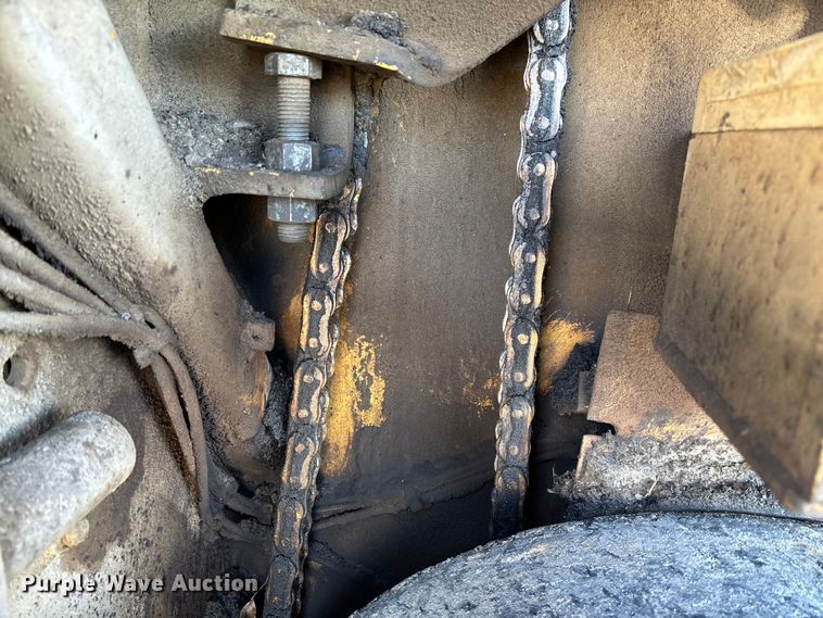 image for item YA1418 2016 Caterpillar AP1055F paver