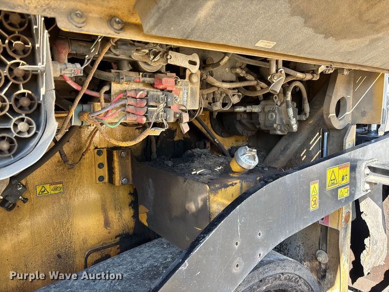 image for item YA1418 2016 Caterpillar AP1055F paver