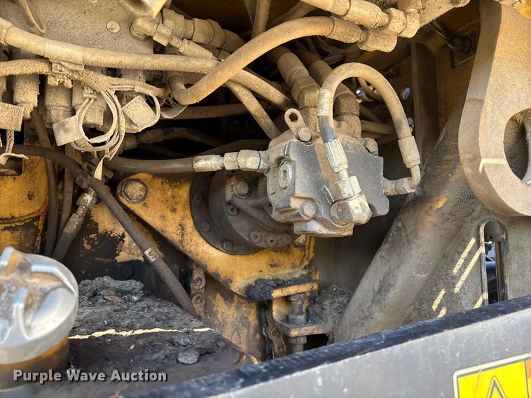 image for item YA1418 2016 Caterpillar AP1055F paver