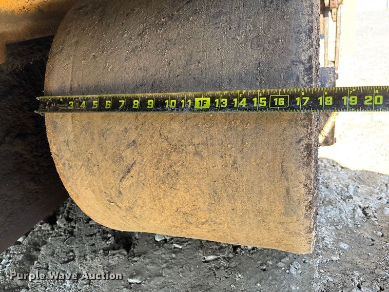 image for item YA1418 2016 Caterpillar AP1055F paver