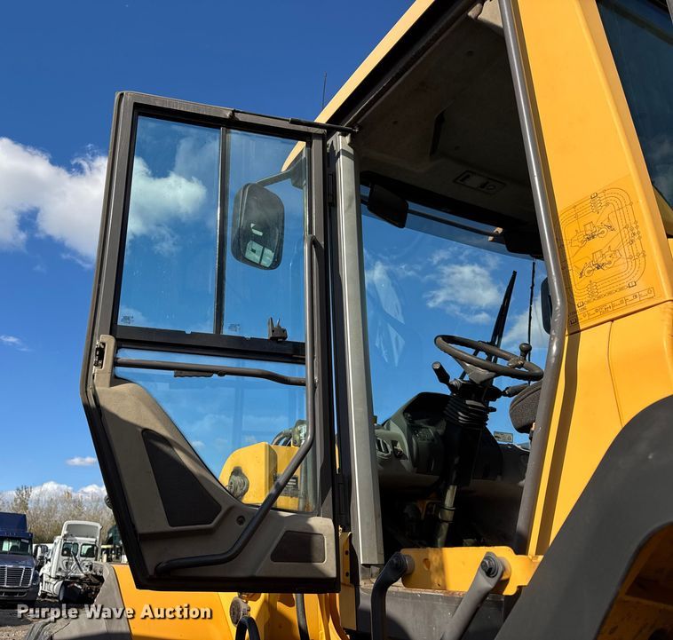 image for item YA1421 2012 Volvo L120G wheel loader