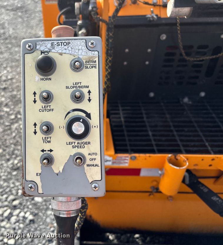 image for item YA1424 2022 LeeBoy 8520B paver