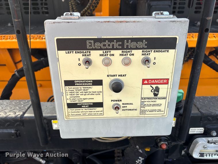 image for item YA1424 2022 LeeBoy 8520B paver