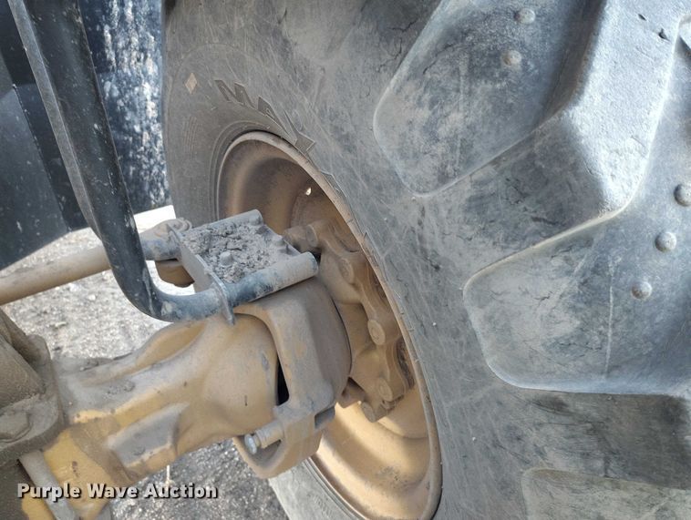 image for item YA1502 2004 Caterpillar TH560B telehandler