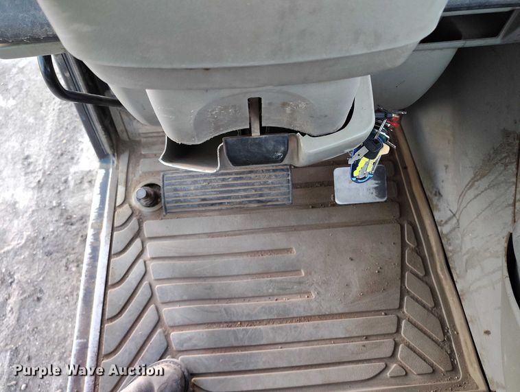 image for item YA1502 2004 Caterpillar TH560B telehandler