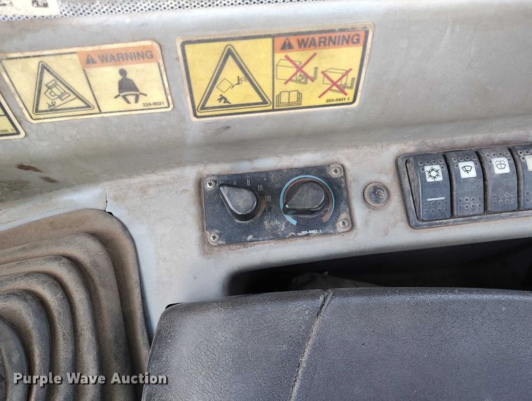 image for item YA1502 2004 Caterpillar TH560B telehandler