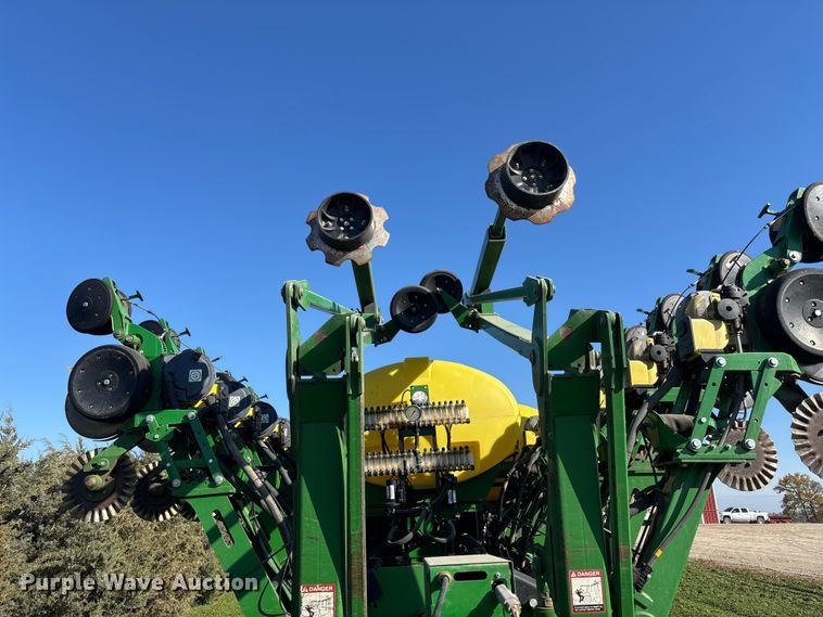 image for item DK0060 2010 John Deere 1790 split row no-till planter