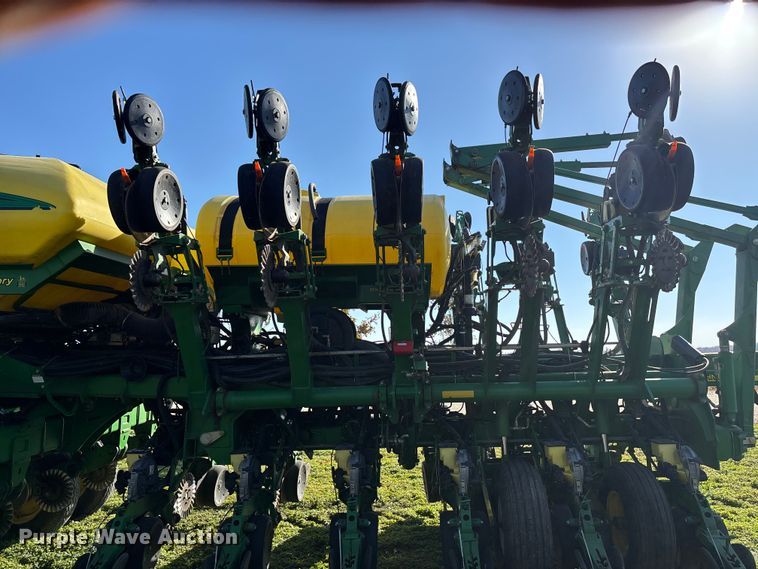 image for item DK0060 2010 John Deere 1790 split row no-till planter