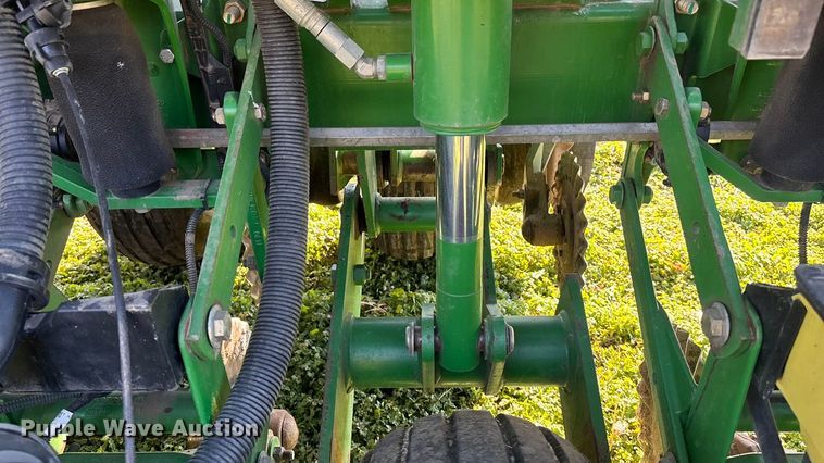 image for item DK0060 2010 John Deere 1790 split row no-till planter