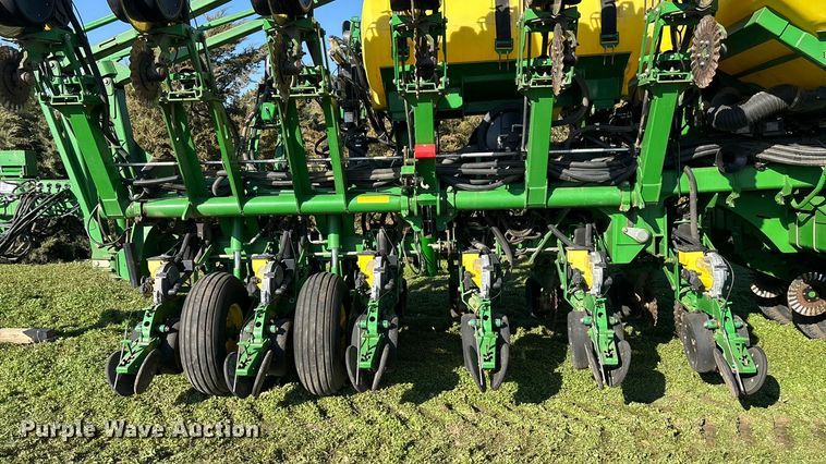 image for item DK0060 2010 John Deere 1790 split row no-till planter