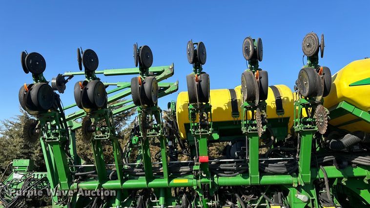 image for item DK0060 2010 John Deere 1790 split row no-till planter