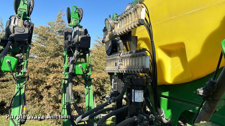 image for item DK0060 2010 John Deere 1790 split row no-till planter