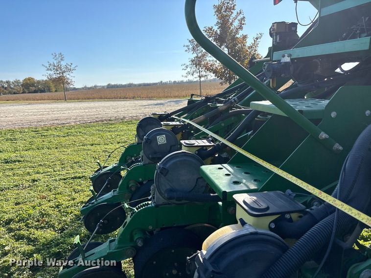 image for item DK0060 2010 John Deere 1790 split row no-till planter