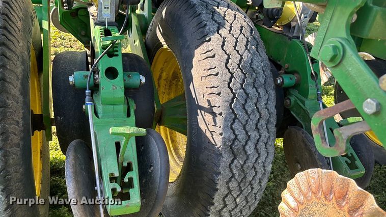 image for item DK0060 2010 John Deere 1790 split row no-till planter
