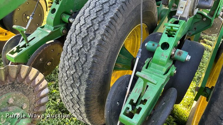 image for item DK0060 2010 John Deere 1790 split row no-till planter