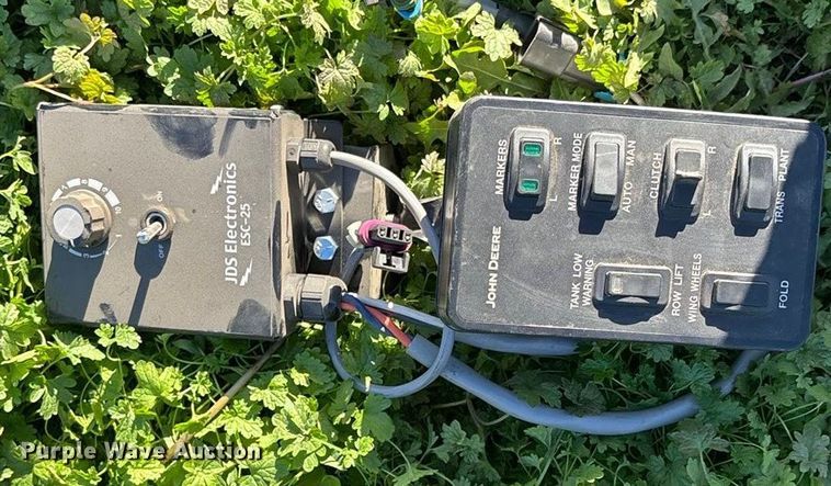 image for item DK0060 2010 John Deere 1790 split row no-till planter