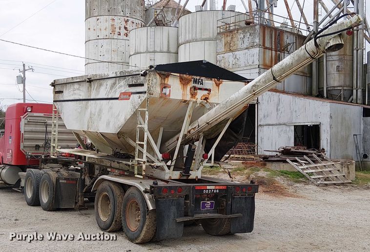 image for item DU3680 1981 Bertolini 8SF-23 fertilizer delivery trailer