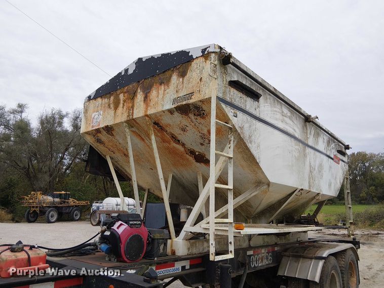 image for item DU3680 1981 Bertolini 8SF-23 fertilizer delivery trailer