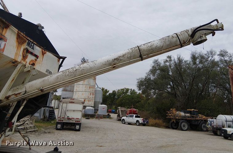 image for item DU3680 1981 Bertolini 8SF-23 fertilizer delivery trailer