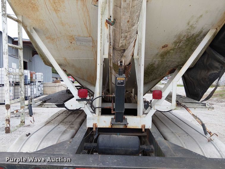image for item DU3680 1981 Bertolini 8SF-23 fertilizer delivery trailer