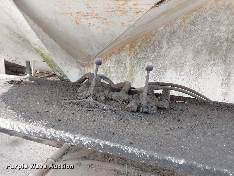 image for item DU3680 1981 Bertolini 8SF-23 fertilizer delivery trailer