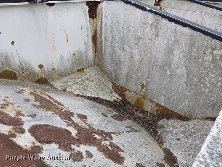 image for item DU3680 1981 Bertolini 8SF-23 fertilizer delivery trailer